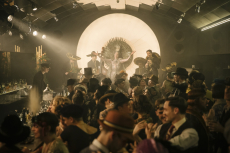 ARD Degeto BABYLON BERLIN, "Folge 17", am Sonntag (11.10.20) um 20:15 Uhr  und um 02:10 Uhr im ERSTEN, ab dem 9. Oktober ab 20:15 Uhr online first in der ARD Mediathek"Der Holländer" ist ein verruchter Nachtclub. Homosexuelle und Transvestiten feiern hier, gut versteckt vor der Polizei.© Frédéric Batier/X Filme Creative Pool/ARD Degeto/WDR/Sky/Beta Film 2019, honorarfrei - Verwendung gemäß der AGB im engen inhaltlichen, redaktionellen Zusammenhang mit genannter Degeto-Sendung und bei Nennung "Bild: Frédéric Batier/X Filme Creative Pool/ARD Degeto/WDR/Sky/Beta Film 2019" (S2+). ARD Degeto/Programmplanung und Presse, Tel: 069/1509-335, degeto-presse@degeto.de