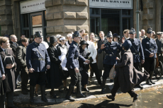 ARD Degeto BABYLON BERLIN, "Folge 28, Staffel III", am Donnerstag (22.10.20) um 21:00 Uhr und um 01:25 Uhr im ERSTEN, ab Donnerstag (11.10.20), 20:15 Uhr online first und bis Donnerstag (22.01.21) in der ARD MediathekCharlotte (Liv Lisa Fries) versucht eine Polizeiabsperrung zu durchlaufen© Frédéric Batier/X Filme Creative Pool/ARD Degeto/WDR/Sky/Beta Film 2019, honorarfrei - Verwendung gemäß der AGB im engen inhaltlichen, redaktionellen Zusammenhang mit genannter Degeto-Sendung und bei Nennung "Bild: Frédéric Batier/X Filme Creative Pool/ARD Degeto/WDR/Sky/Beta Film 2019" (S2+). ARD Degeto/Programmplanung und Presse, Tel: 069/1509-335, degeto-presse@degeto.de