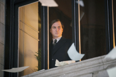 ARD Degeto BABYLON BERLIN, "Folge 17", am Sonntag (11.10.20) um 20:15 Uhr  und um 02:10 Uhr im ERSTEN, ab dem 9. Oktober ab 20:15 Uhr online first in der ARD MediathekAlfred Nyssen (Lars Eidinger), exzentrische Sohn der einflussreichen Unternehmerfamilie schmiedet seine eigenen Zukunftspläne. Mit manischer Energie träumt er vom großen Knall, der die ganze Finanzwelt und sämtlicheMachtstrukturen in der noch recht jungen Rep ublik auf den Kopf stellen wird.© Frédéric Batier/X Filme Creative Pool/ARD Degeto/WDR/Sky/Beta Film 2019, honorarfrei - Verwendung gemäß der AGB im engen inhaltlichen, redaktionellen Zusammenhang mit genannter Degeto-Sendung und bei Nennung "Bild: Frédéric Batier/X Filme Creative Pool/ARD Degeto/WDR/Sky/Beta Film 2019" (S2+). ARD Degeto/Programmplanung und Presse, Tel: 069/1509-335, degeto-presse@degeto.de