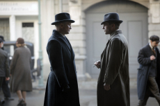 ARD Degeto BABYLON BERLIN, "Folge 25, Staffel III", am Mittwoch (21.10.20) um 20:15 Uhr und um 00:40 Uhr im ERSTEN, ab Donnerstag (11.10.20), 20:15 Uhr online first und bis Donnerstag (22.01.21) in der ARD MediathekAuf der Suche nach Katelbach statten Regierungsrat Wendt (Benno Fürmann, li.) und Gereon Rath (Volker Bruch) Elisabeth Behnke einen Besuch ab© Frédéric Batier/X Filme Creative Pool/ARD Degeto/WDR/Sky/Beta Film 2019, honorarfrei - Verwendung gemäß der AGB im engen inhaltlichen, redaktionellen Zusammenhang mit genannter Degeto-Sendung und bei Nennung "Bild: Frédéric Batier/X Filme Creative Pool/ARD Degeto/WDR/Sky/Beta Film 2019" (S2+). ARD Degeto/Programmplanung und Presse, Tel: 069/1509-335, degeto-presse@degeto.de