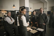 ARD Degeto BABYLON BERLIN, "Folge 27, Staffel III", am Donnerstag (22.10.20) um 20:15 Uhr und um 00:40 Uhr im ERSTEN, ab Donnerstag (11.10.20), 20:15 Uhr online first und bis Donnerstag (22.01.21) in der ARD MediathekUlrich (Luc Feit) und Weishaupt (Thimo Meitner, 2. v. re.) zuständig für kriminalistische Untersuchungen, zeigen Gereon Rath (Volker Bruch, 2. v. li.) und Czerwinski (Rüdiger Klink) die gesicherten Beweise am Tatwerkzeug.© Frédéric Batier/X Filme Creative Pool/ARD Degeto/WDR/Sky/Beta Film 2019, honorarfrei - Verwendung gemäß der AGB im engen inhaltlichen, redaktionellen Zusammenhang mit genannter Degeto-Sendung und bei Nennung "Bild: Frédéric Batier/X Filme Creative Pool/ARD Degeto/WDR/Sky/Beta Film 2019" (S2+). ARD Degeto/Programmplanung und Presse, Tel: 069/1509-335, degeto-presse@degeto.de