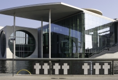 Blick über die Spree auf das Marie-Elisabeth-Lüders-Haus am Schiffbauerdamm in Berlin - Mitte, im Vordergrund ein Mahnmal für die Opfer der Berliner Mauer